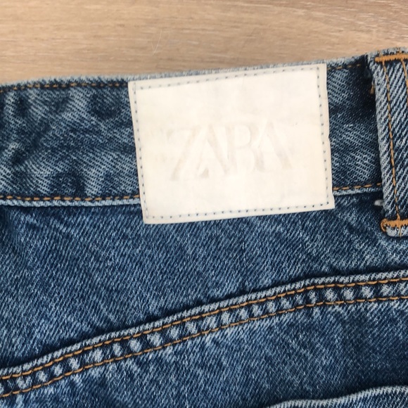 Zara Mom Fit Denim Shorts. Size 4. High-rise, Loose Fit. Medium wash. - Picture 4 of 7